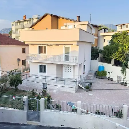Willa The One Private In
